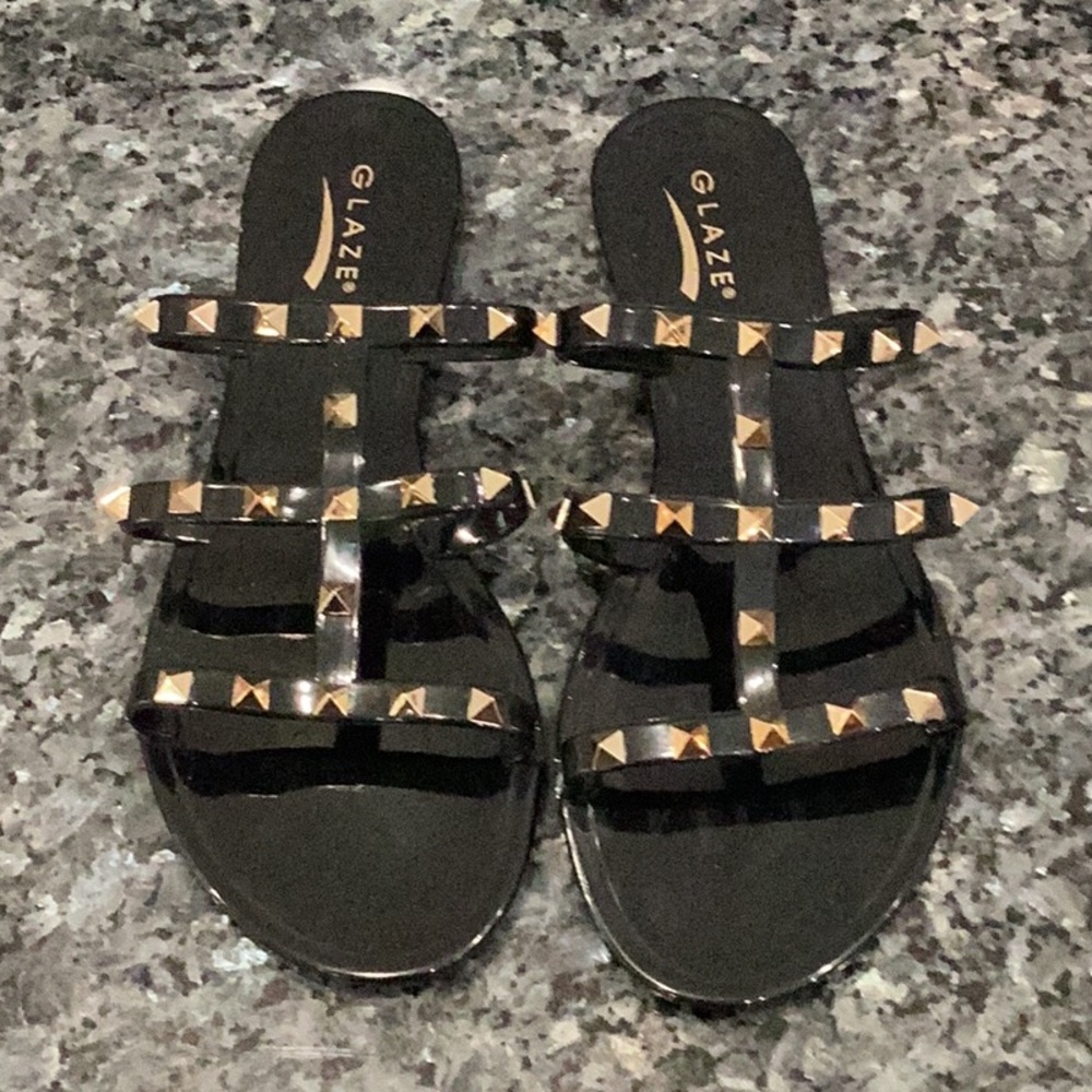 Preowned Women’s Glaze Sandals Black with Gold Studs Size 8 (Item#S007)